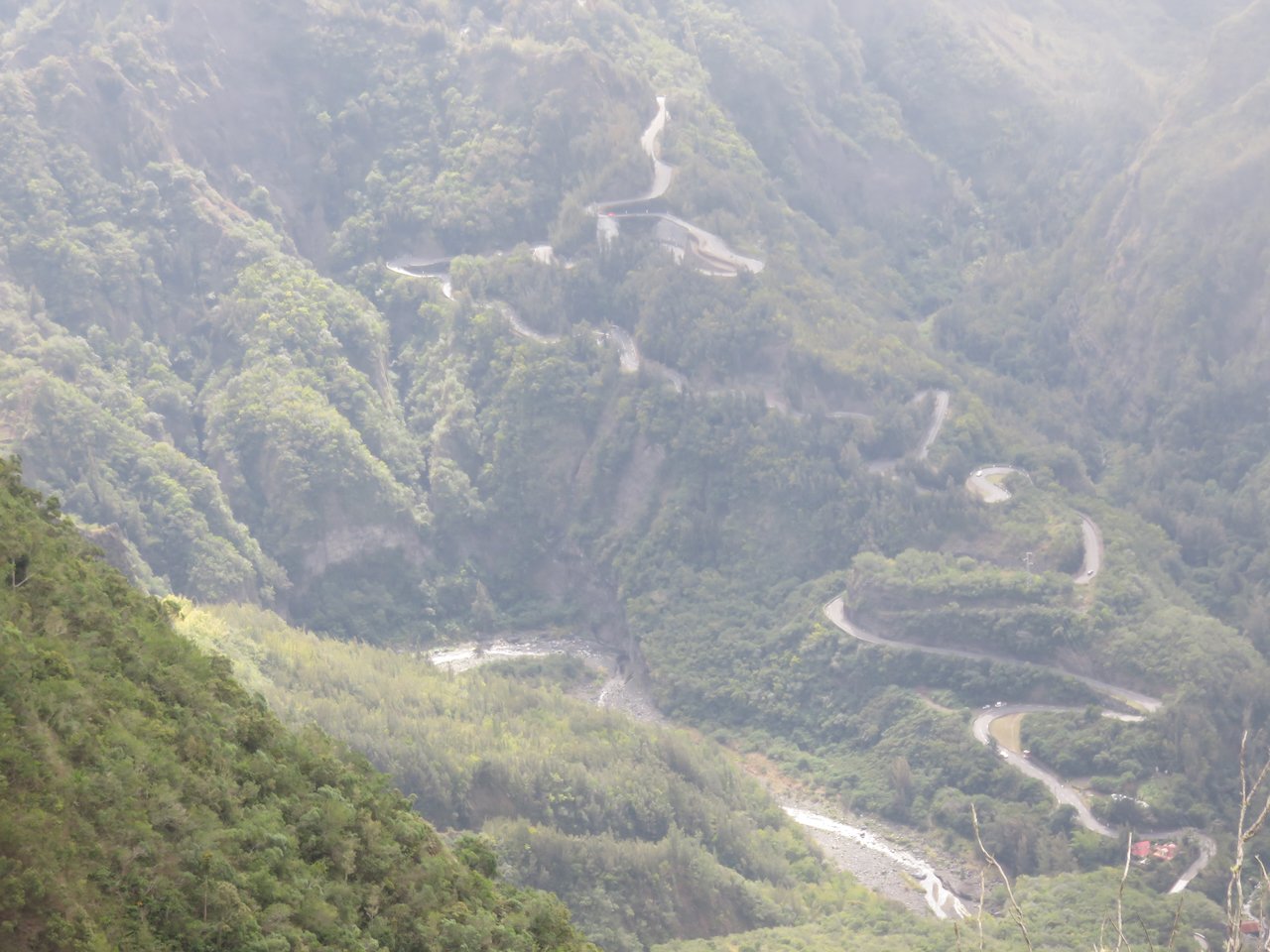    7. Brouillard sur la route de Cilaos                            
