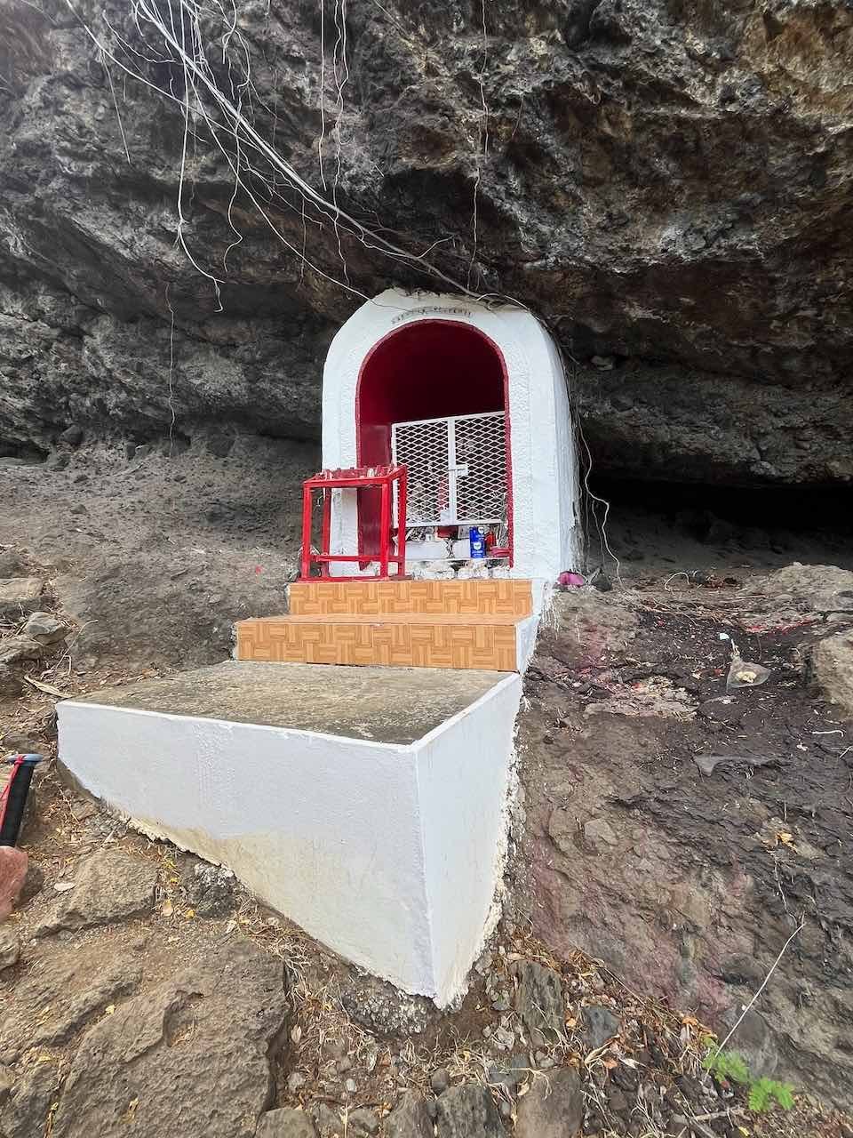 12. Roche cercueil où faisaient halte les porterurs